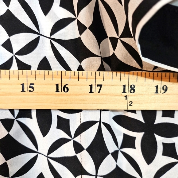 Trina Turk Cut Out Shoulder 100% Silk 'Scarf' Blouse Sz Small - Picture 8 of 8